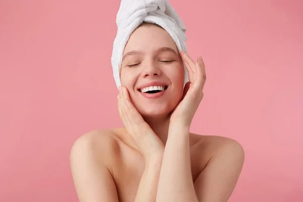 Retrato de mujer feliz joven después de la ducha con una toalla en su h — Foto de Stock