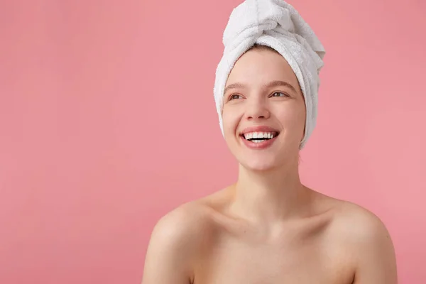 Estudio foto de la joven alegre después de la ducha con una toalla en — Foto de Stock