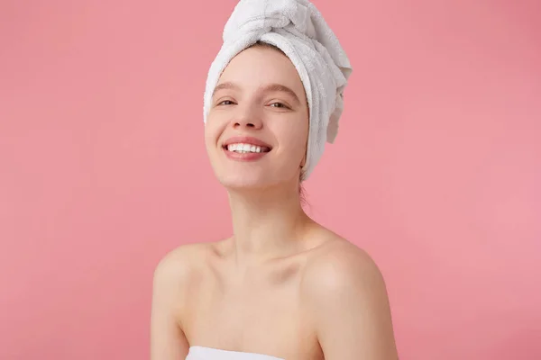 Primer plano de alegre joven dama después de spa con una toalla en su él — Foto de Stock