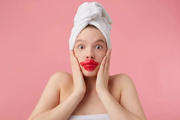 Retrato de mujer joven sorprendida después de la ducha con una toalla en su —  Fotos de Stock