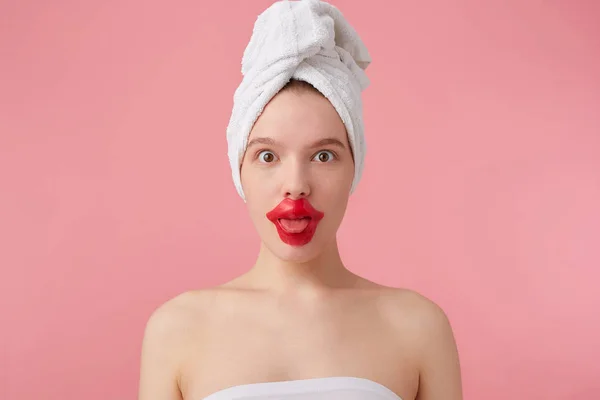 シャワー後、唇のためのパッチを持つ若い面白い女性の肖像画 — ストック写真
