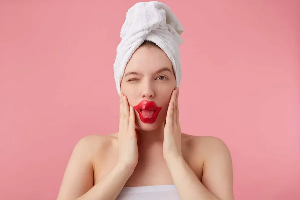 Primer plano de la joven mujer divertida con parche para los labios, después de la ducha — Foto de Stock