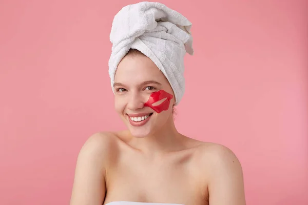Primo piano di felice giovane donna dopo spa con un asciugamano in testa — Foto Stock
