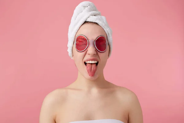 Retrato de chica divertida joven con máscara en los ojos, después del ingenio ducha — Foto de Stock