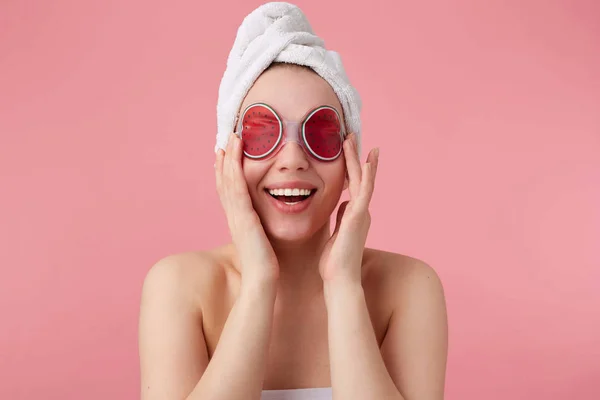 Retrato de alegre joven linda dama después del spa con una toalla o —  Fotos de Stock