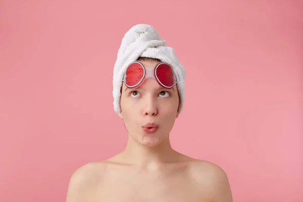 Joven mujer feliz después de la ducha con una toalla en la cabeza, dreamil — Foto de Stock