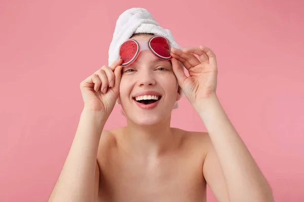 Joven mujer feliz después de la ducha con una toalla en la cabeza, ampliamente — Foto de Stock