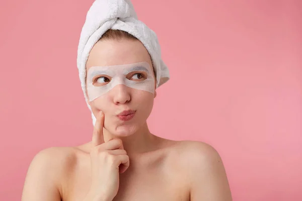 Close-up van denken jonge vrouw met een handdoek op haar hoofd na — Stockfoto