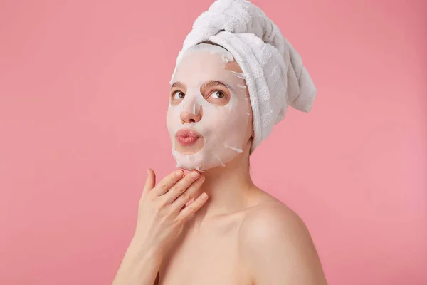 Close-up van dromen jonge vrouw met een handdoek op haar hoofd na — Stockfoto