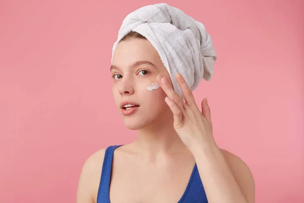 Portret van jonge mooie vrouw met natuurlijke schoonheid na douche Wi — Stockfoto