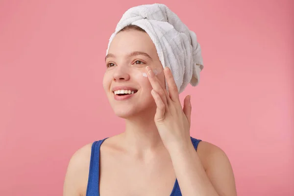 Close-up van jonge mooie vrouw met natuurlijke schoonheid met een handdoek op — Stockfoto