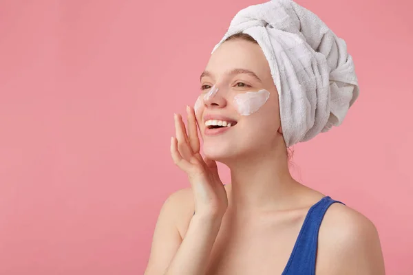 Foto van jonge mooie vrolijke dame met natuurlijke schoonheid met een handdoek — Stockfoto