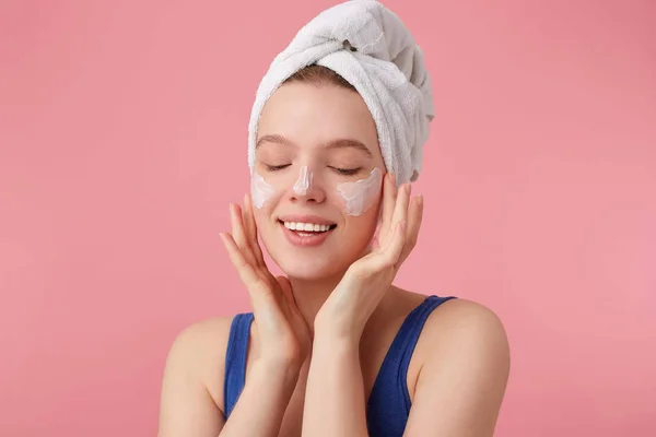 Close up de jovem agradável mulher feliz com beleza natural com um reboque — Fotografia de Stock