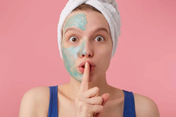 Close-up van jonge vrouw na douche met een handdoek op haar hoofd, w — Stockfoto