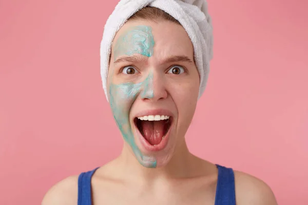 Close-up van jonge geschokt vrouw met een handdoek op haar hoofd na s — Stockfoto
