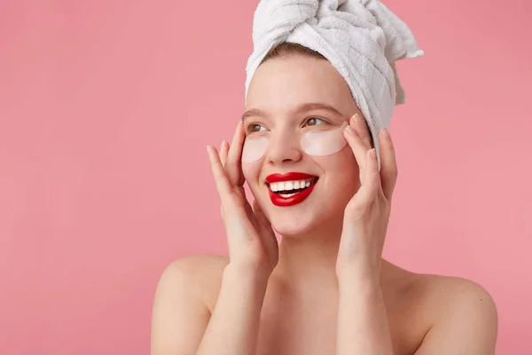 Close-up van jonge gelukkige vrouw na douche met een handdoek op haar h — Stockfoto