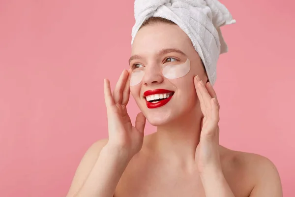 Close-up van jonge lachende dame na douche met een handdoek op haar — Stockfoto