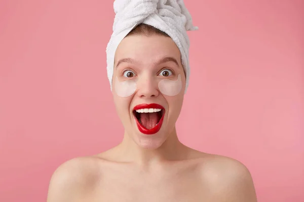 Joven feliz señora asombrada después del spa con una toalla en la cabeza, con — Foto de Stock
