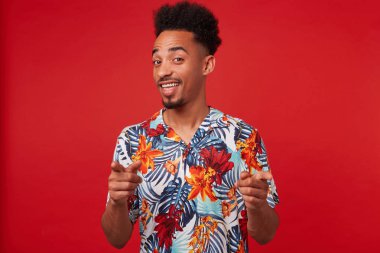 Genç pozitif Afro-Amerikan adam Hawaii gömlek giyer, tuvalet