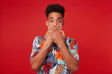 Genç merak Afrikalı Amerikalı adam Portresi, Hawaii giyer