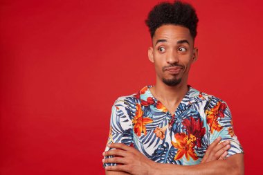 Genç mutsuz Afrikalı Amerikalı adam Hawaii gömlek giyer, bak
