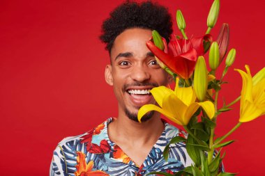 Hawaii gömlek genç gülen koyu tenli adam yakın, l