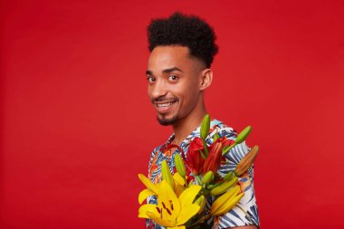 Yakın neşeli genç koyu tenli adam kadar, Hawaii şir giyer