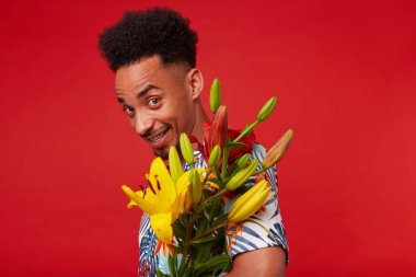 Yakın yakın genç pozitif koyu tenli adam, Hawaii şir giyer