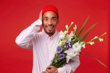 Genç mutlu şaşırmış Afro-Amerikan adam Portresi, wh giyer