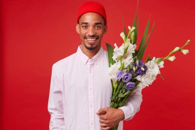 Genç pozitif Afro-Amerikan çekici adam, beyaz s giyer