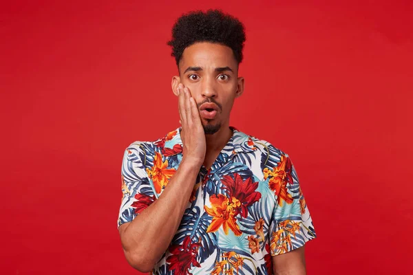 Genç merak Afrikalı Amerikalı adam Portresi, Hawaii giyer