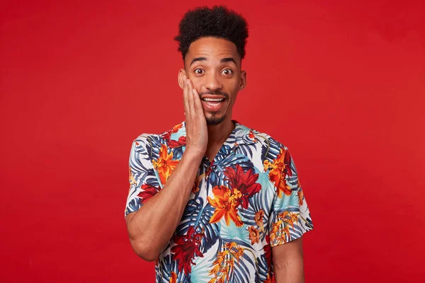 Genç mutlu amazwed Afrikalı Amerikalı adam Portresi, H giyer