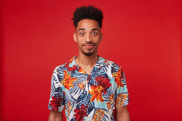 Jovem afro-americano usa camisa havaiana, olha para o — Fotografia de Stock