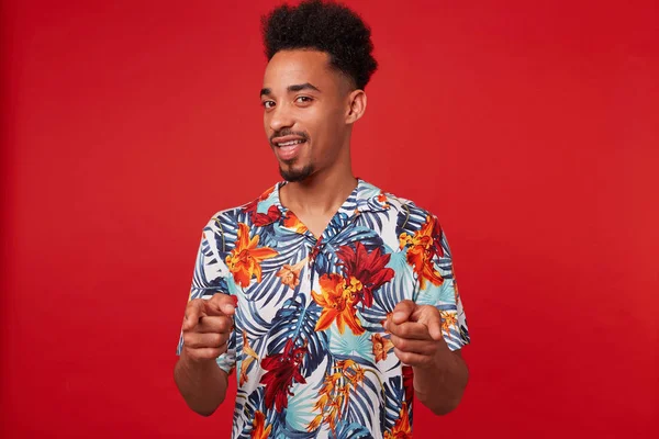 Joven hombre afroamericano positivo lleva en camisa hawaiana, loo — Foto de Stock