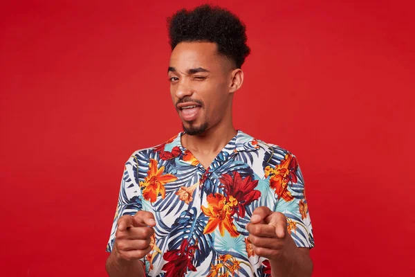 Joven hombre afroamericano lleva en camisa hawaiana, mira a la — Foto de Stock