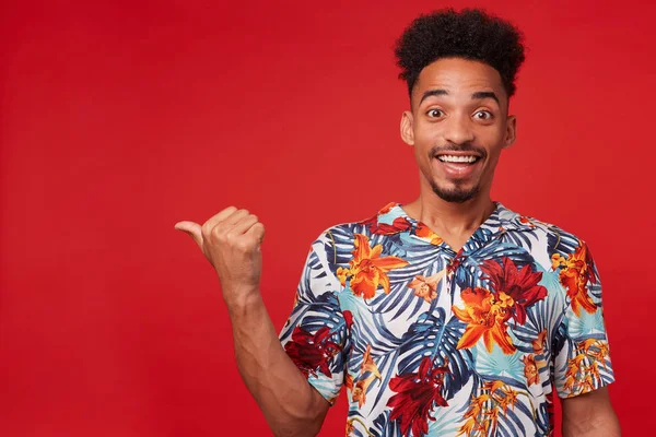 Hawaii gömlek genç pozitif Afro-Amerikan adam, bakar 