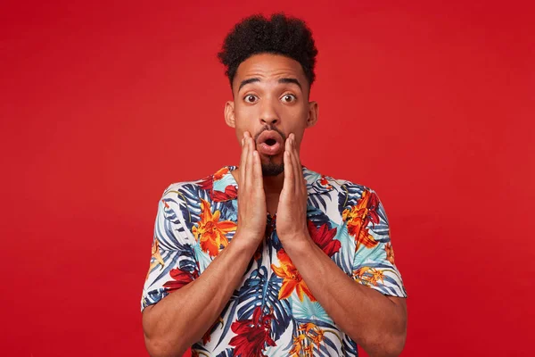Genç şok Afro-Amerikan adam Hawaii gömlek giyer, bak