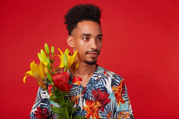 Sakin genç Afrikalı-Amerikalı adam, Hawaii gömlek giyer, görünüyor 