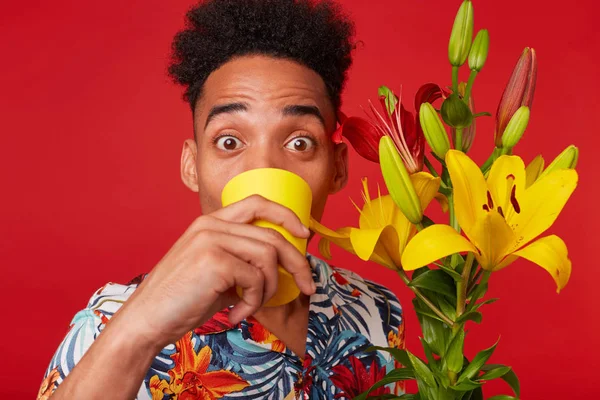 Hawaii gömlek genç Afrikalı-Amerikalı adam yakın çekim, surpri