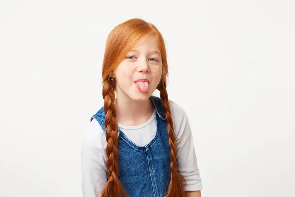 Pleurer Petite Fille Rousse Cutie A Frappe Sa Tete Se Tient Debout En Pleurant Bruyamment Tenant Sa Main Sur L Endroit Ou Ca Fait Mal Frotte Une Bosse Habille En Salopette De Denim Pleurer Petite Fille Rousse Cutie A Frappe Sa Tete Se Tient Debout En Pleurant Bruyamment Tenant Sa Main Sur L Endroit Ou Ca Fait Mal Frotte Une Bosse Habille En Salopette De Denim