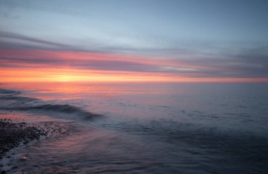 İsveç 'teki bir milli parkın plajındaki yaz gününden sonra güzel bir gün batımı.