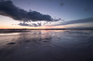 Baltık Denizi'nin sahilde günbatımı