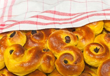 Ev yapımı geleneksel Lucia Safran çörekleri.