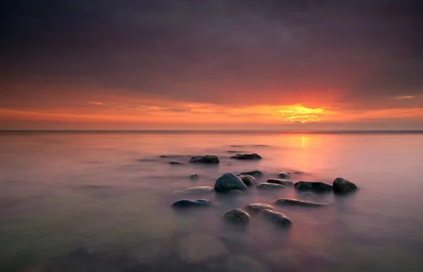スウェーデン南部の穏やかな海の上に美しい夕日 スカンディナヴィア — ストック写真
