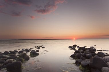 Baltık Denizi üzerinde gün batımı, İsveç 'in güneyinde.