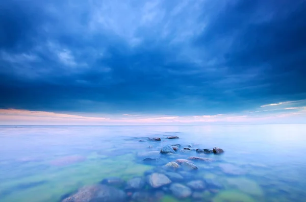 嵐の雲とバルト海の上の薄明かりのシーン — ストック写真