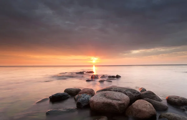 Puesta Sol Sobre Mar Báltico Con Sol Reflejándose Agua — Foto de Stock