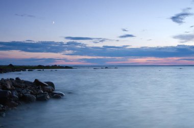 Baltık Denizi üzerinde alacakaranlık sahnesi