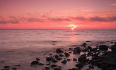 İsveç fotoğraflarıyla okyanusun üzerinde güzel bir gün batımı.
