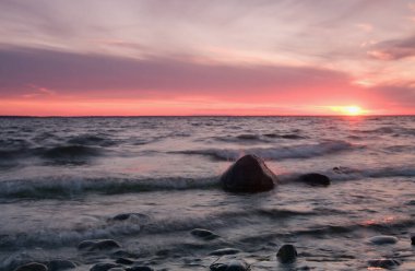 Yaz gününden sonra Baltık Denizi üzerinde gün batımı